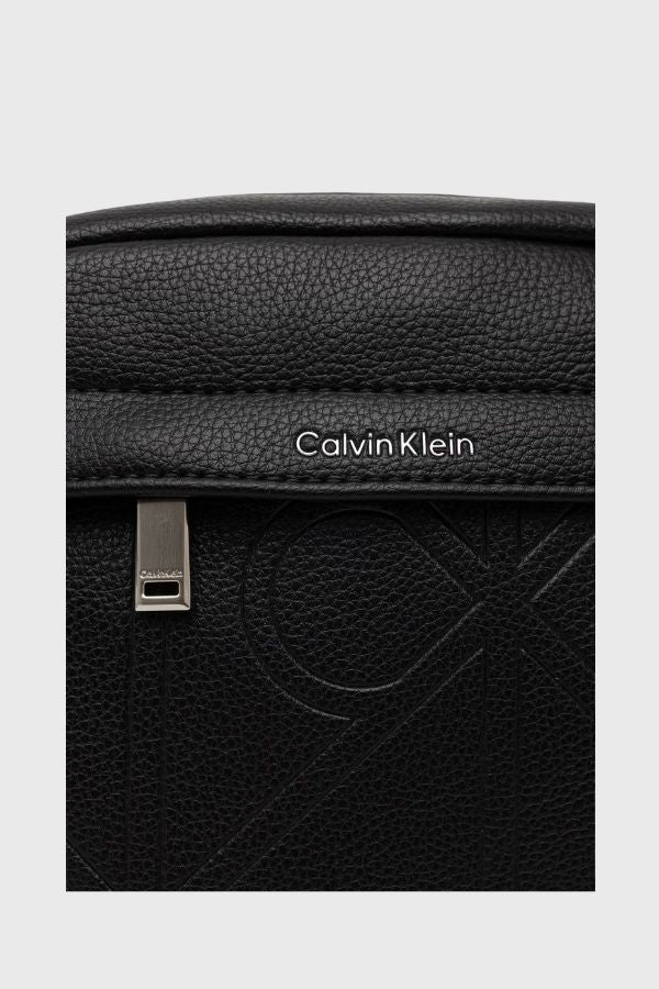Calvin Klein Emblem Aop Emboss Reporter LV04D3331G