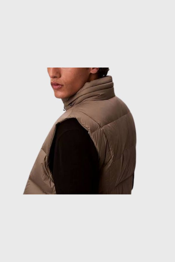 Calvin Klein SVLSS Nylon Quilted Puffer Vest LV04RD509G